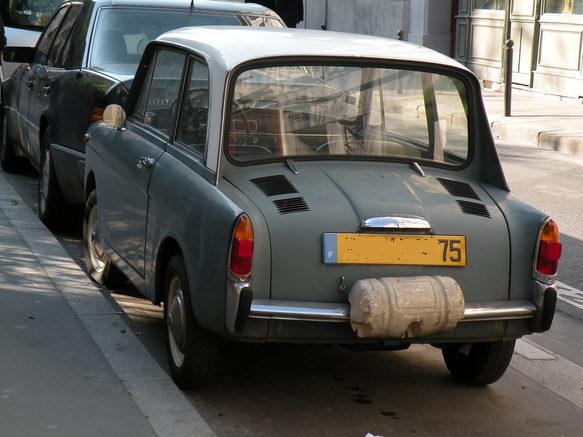  arrière de petite voiture de type Trabant